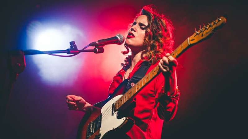 Anna Calvi phá bỏ định kiến giới qua album mới nhất