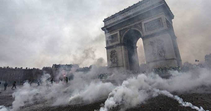 Khải Hoàn Môn tan hoang sau cuộc bạo loạn lớn nhất 5 thập kỷ ở Paris