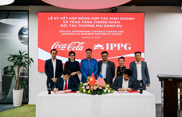 IPPG và COCA- COLA Việt Nam ký kết thỏa thuận hợp tác kinh doanh và trao tặng chứng nhận đối tác thương mại danh dự cho chủ tịch IPPG