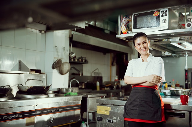 Kim Thư giản dị nhưng vẫn xinh đẹp trong bếp, chuẩn bị khai trương nhà hàng Indochine