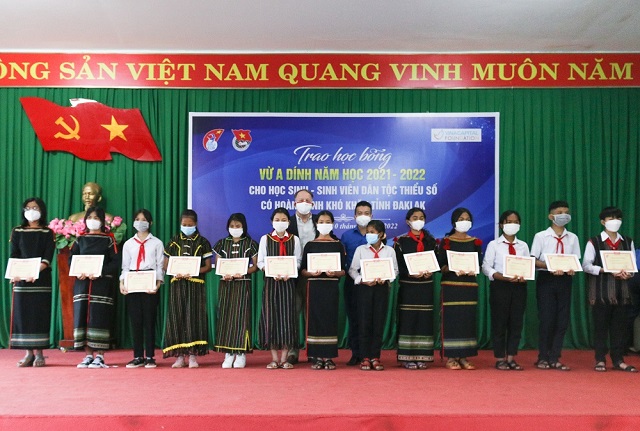 Trao tặng 120 suất học bổng cho học sinh dân tộc thiểu số tại tỉnh Đắk Lắk
