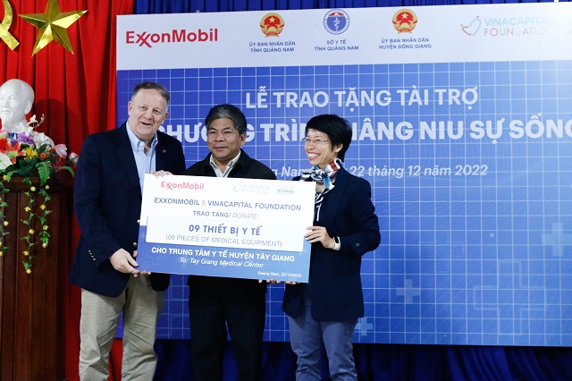 ExxonMobil Việt Nam trao tặng thiết bị y tế tại trung tâm y tế huyện Đông Gian và Tây Giang,Tỉnh Quảng Nam