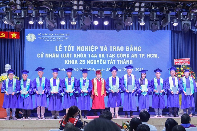 Trường Đại học Luật TP.HCM trao bằng cho hơn 300 tân cử nhân