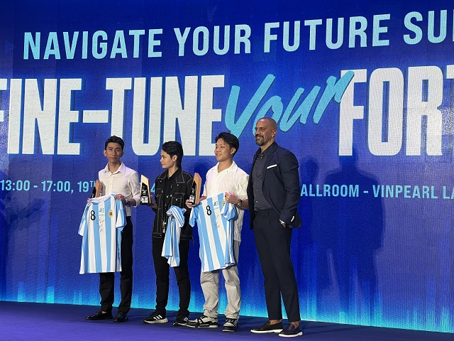 Huyền thoại bóng đá Juan Sebastian Veron đến thăm Việt Nam 