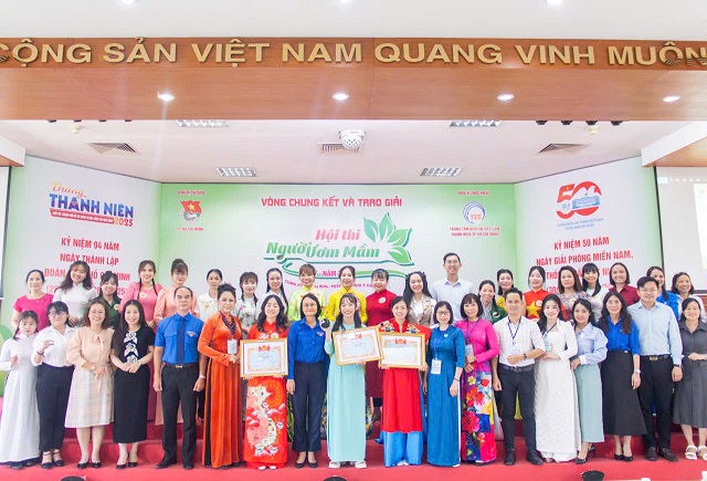 Trao giải giáo viên xuất sắc tại Hội thi “Người ươm mầm” lần IV năm 2025