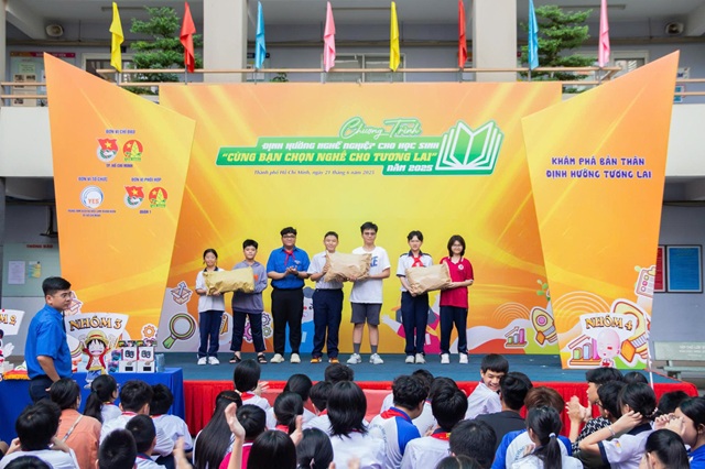Hơn 300 học sinh tham gia chương trình định hướng nghề nghiệp 
