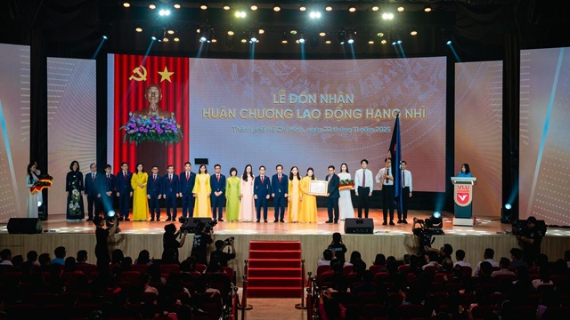 Đại học Văn Lang kỷ niệm 30 năm thành lập, đón nhận huân chương lao động hạng nhì