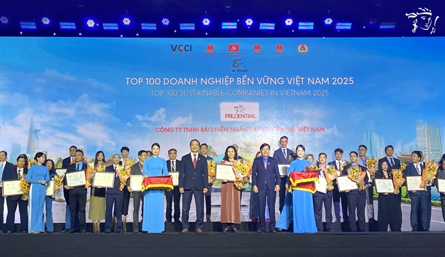 Prudential Việt Nam được vinh danh Top 100 Doanh nghiệp Phát triển Bền vững và Top 50 Doanh nghiệp Xuất sắc Việt Nam 2025
